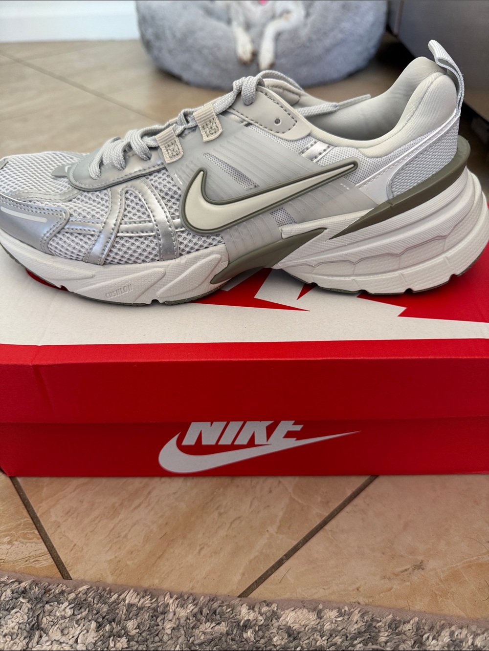 Nike women’s 9.5/mens 8 White Light Gray Layered Runner Sneakers